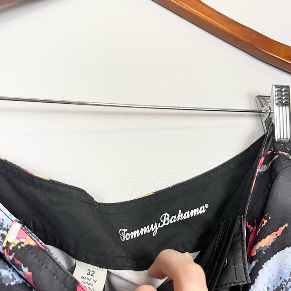 Tommy Bahama Men's Black North Shore Pixel in Paradise 9" Board Shorts size 32 - Picture 3 of 9